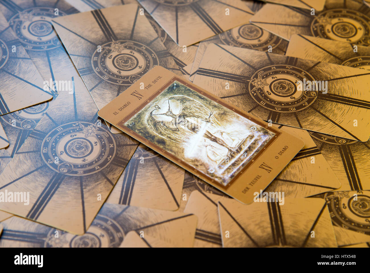 Moskau, Russland - 29. Januar 2017: Tarot-Karte The Devil. Latschenkiefer-Tarot-Deck. Esoterische Hintergrund für Kartenmesswert Stockfoto