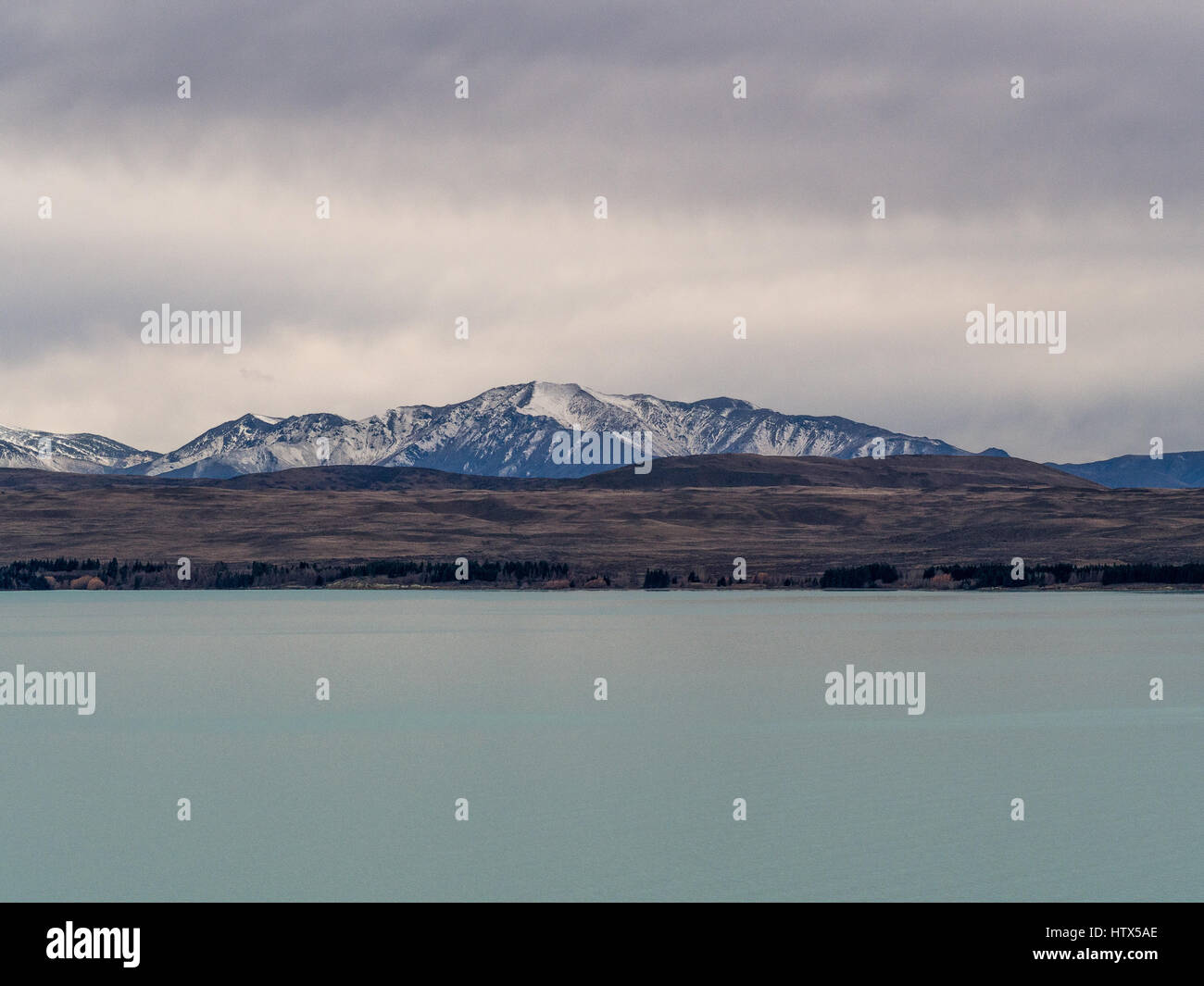 Bergsee mit Blick auf Berge, die über dem Wasser gesehen. Lake Pukaki, Mackenzie Country, Südinsel, Neuseeland. Stockfoto