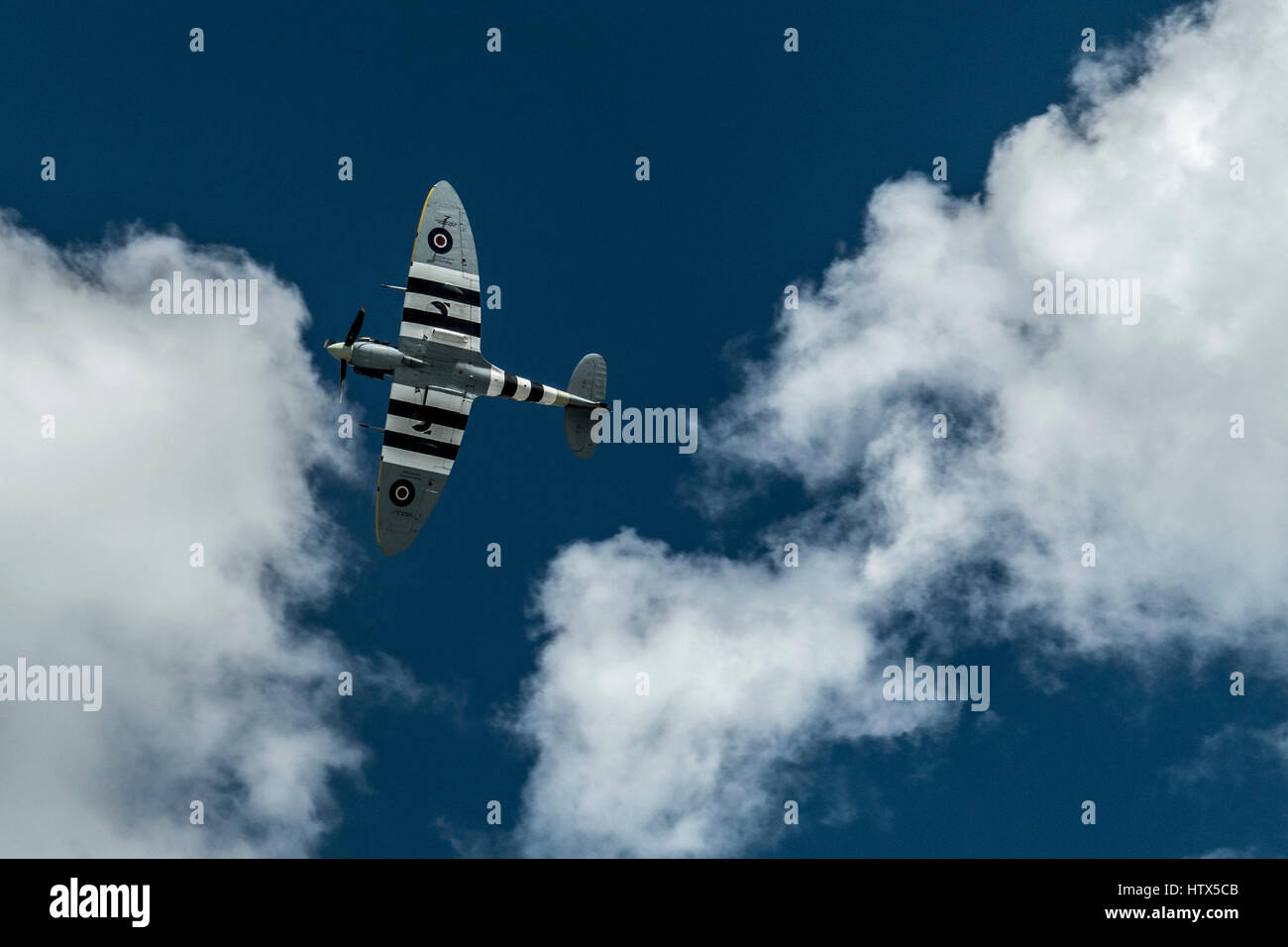 D-Day Mk IX Spitfire im Flug Stockfoto