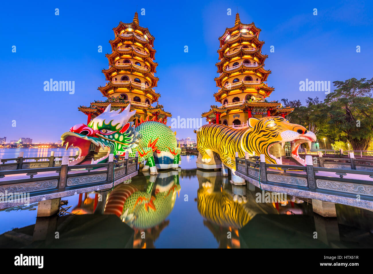 Kaohsiung, Taiwan-Lotus-Teich Drachen und Tiger Pagoden in der Nacht. Stockfoto