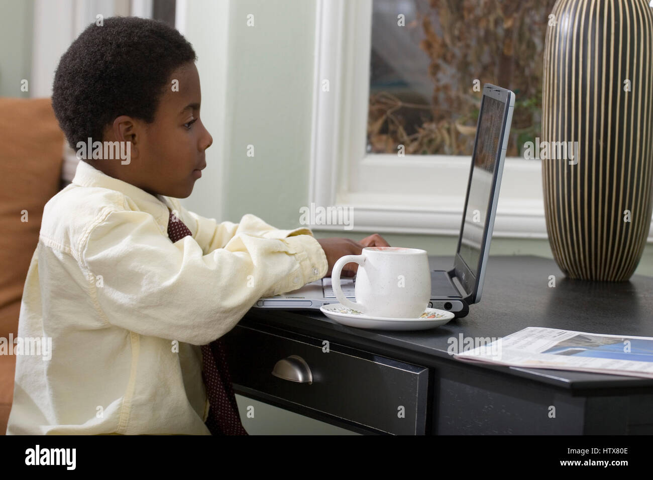 Kleinen Jungen arbeiten am Computer zu Hause. Stockfoto