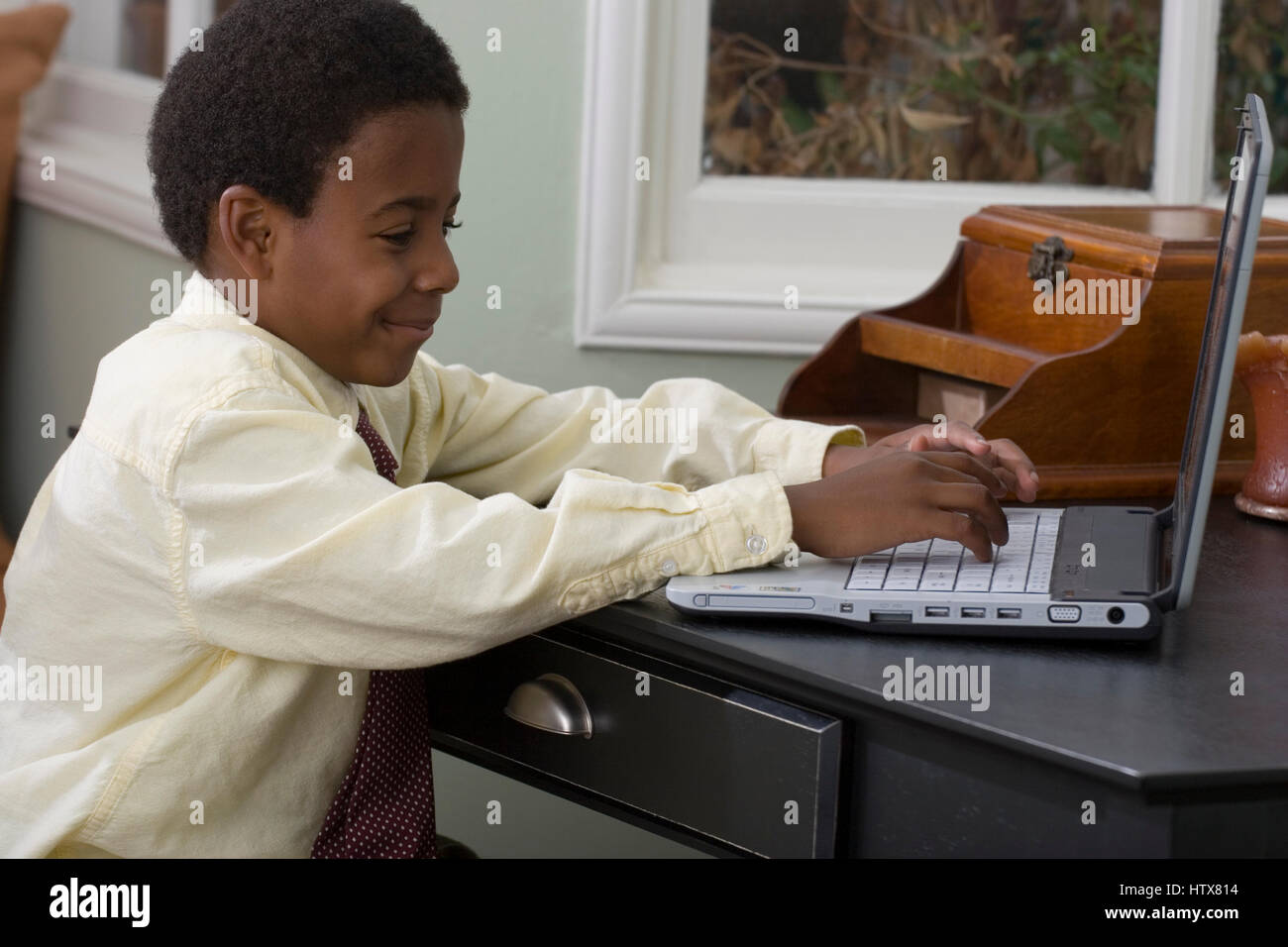 Kleinen Jungen arbeiten am Computer zu Hause. Stockfoto