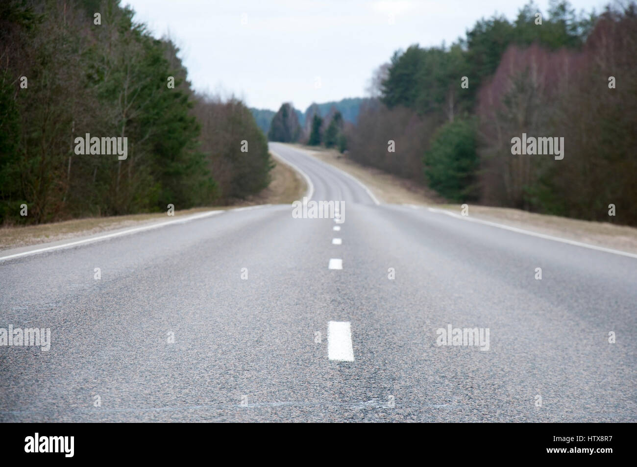 Lange asphaltierte Straße Stockfoto