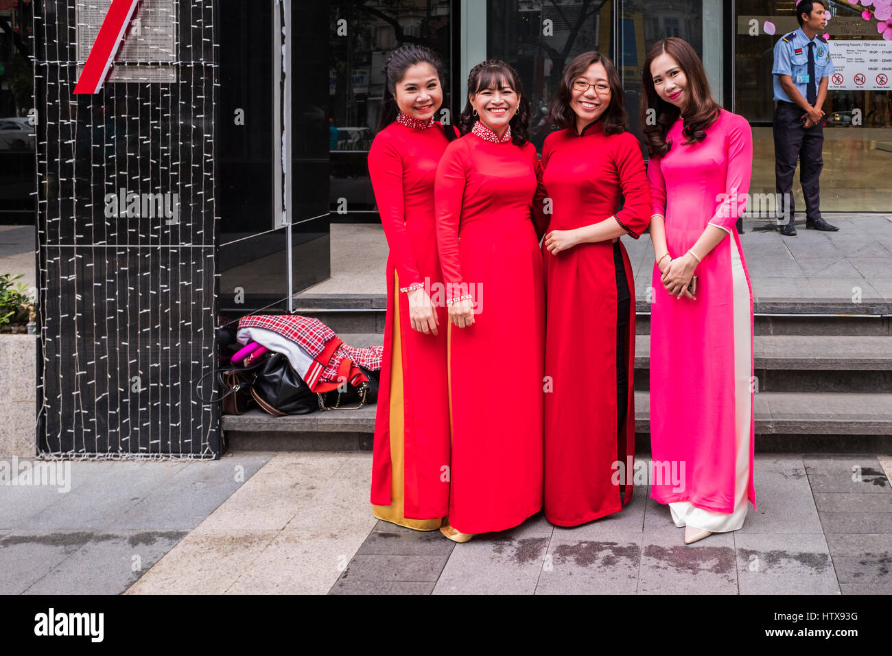 Vietnamesen In Einer Strassenszene In Den Lunar Neue Year Tet Ferien Ho Chi Minh Stadt Vietnam Stockfotografie Alamy Vietnamesen In Einer Strassenszene In Den Lunar Neue Year Tet Ferien Ho Chi Minh Stadt Vietnam Stockfotografie Alamy