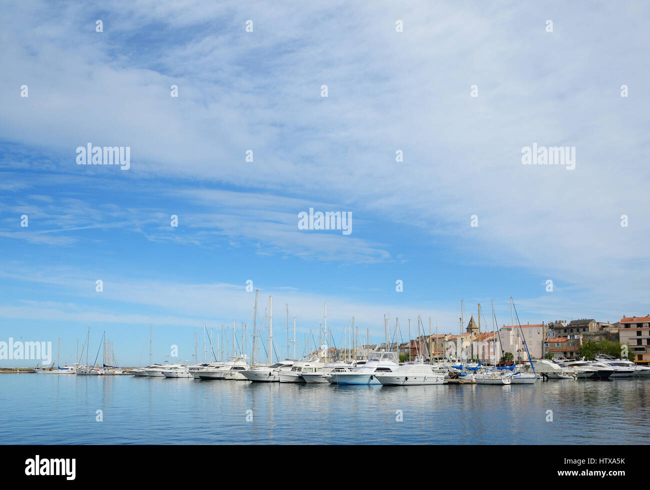 Saint-Florent ist ein Fischerhafen in der Nähe der Golf mit dem gleichen Namen. Heute ist es ein beliebtes Sommer-Urlaubsziel für viele Touristen. Stockfoto