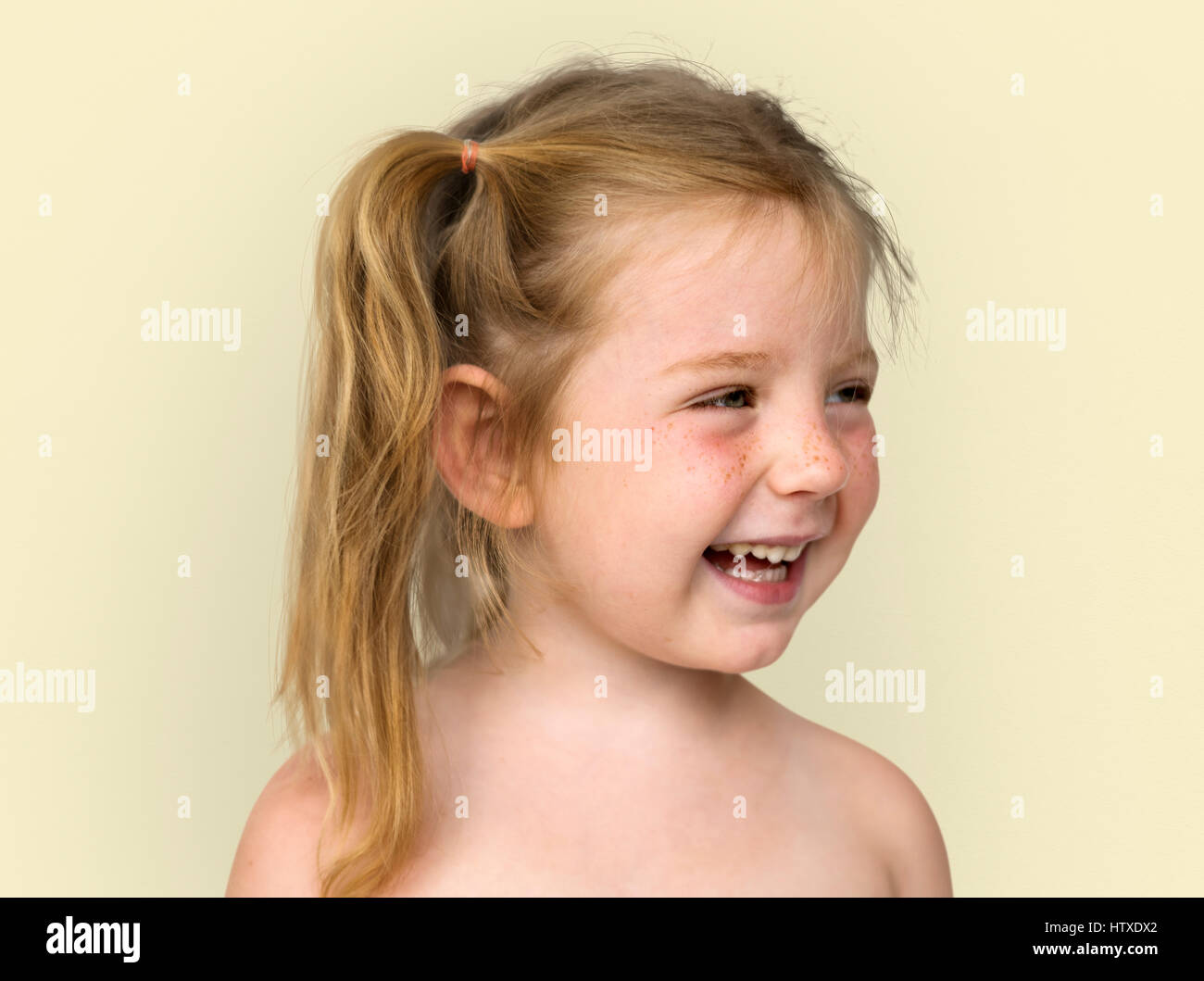 Kaukasische kleine Mädchen nackten Oberkörper lächelnd Stockfoto, Bild