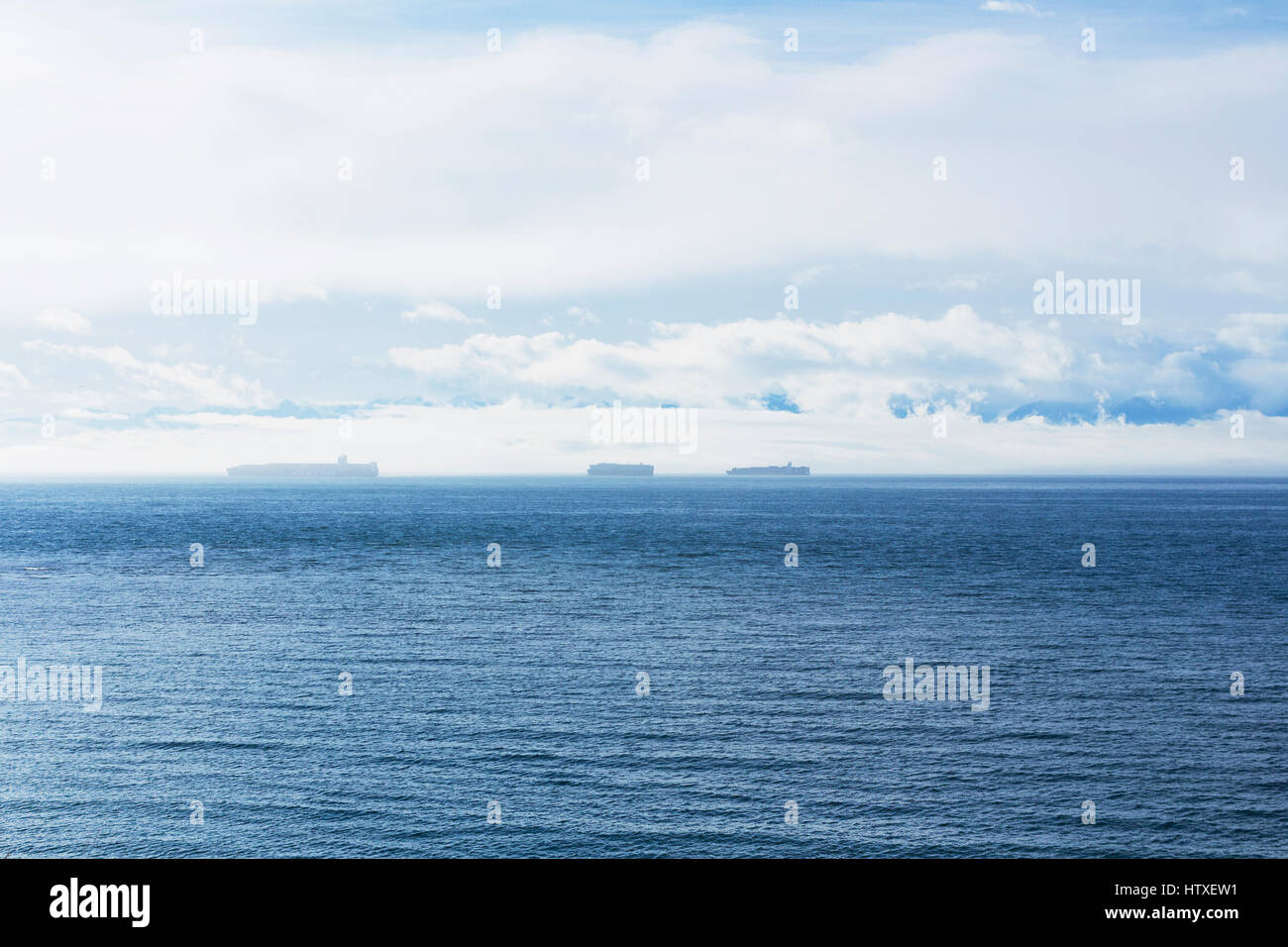 Frachtschiffe auf Juan de Fuca Strait von Dallas Straße. Victoria, BC. Kanada Stockfoto