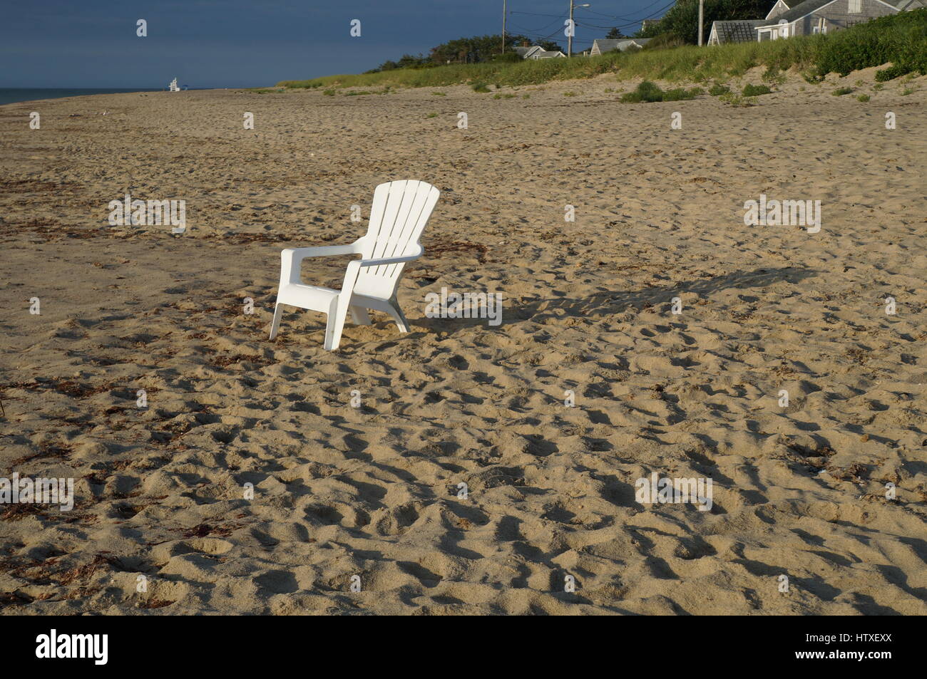 Allein in der Sonne und Sand Strandkorb Stockfoto