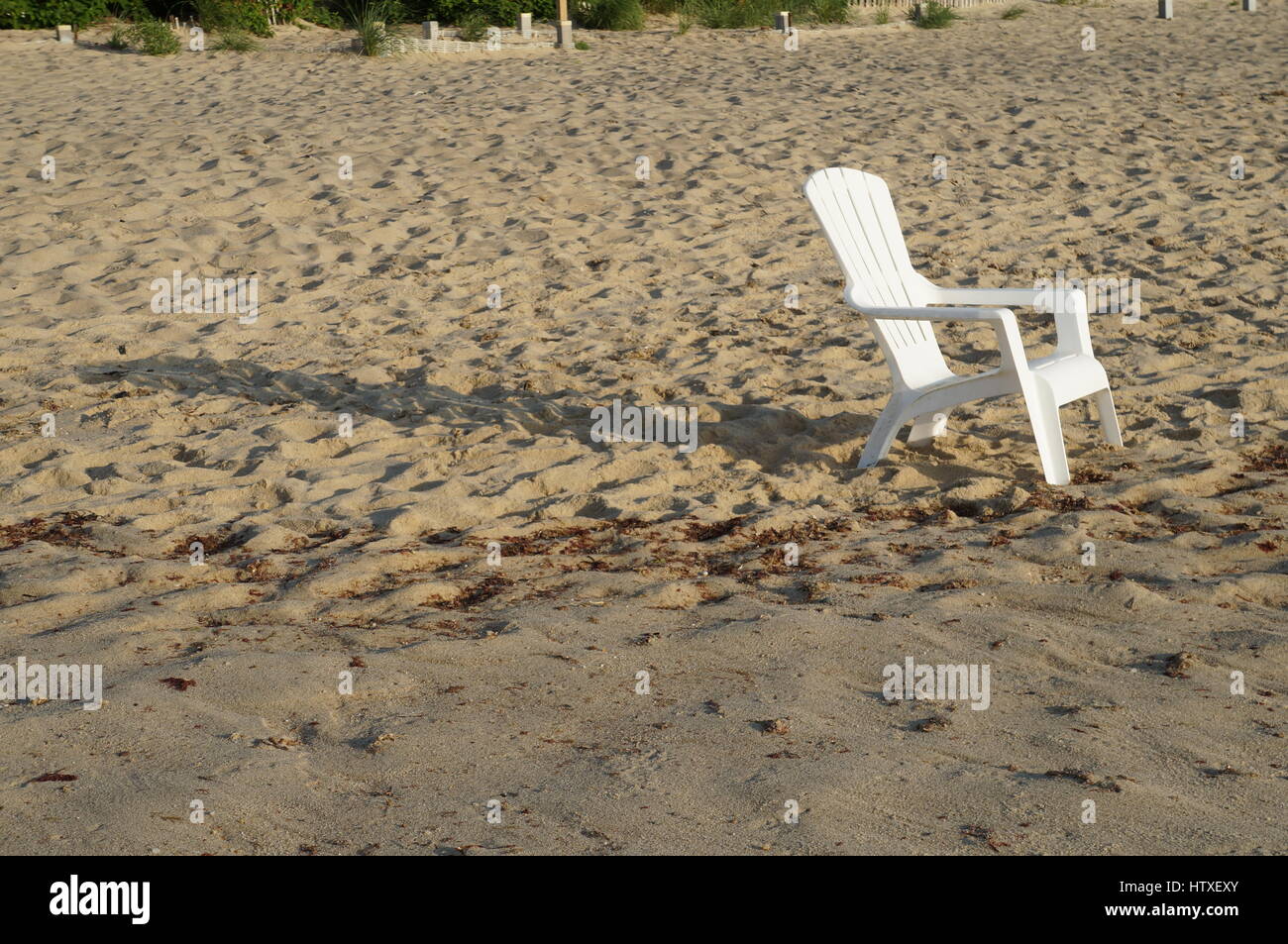 Allein in der Sonne und Sand Strandkorb Stockfoto