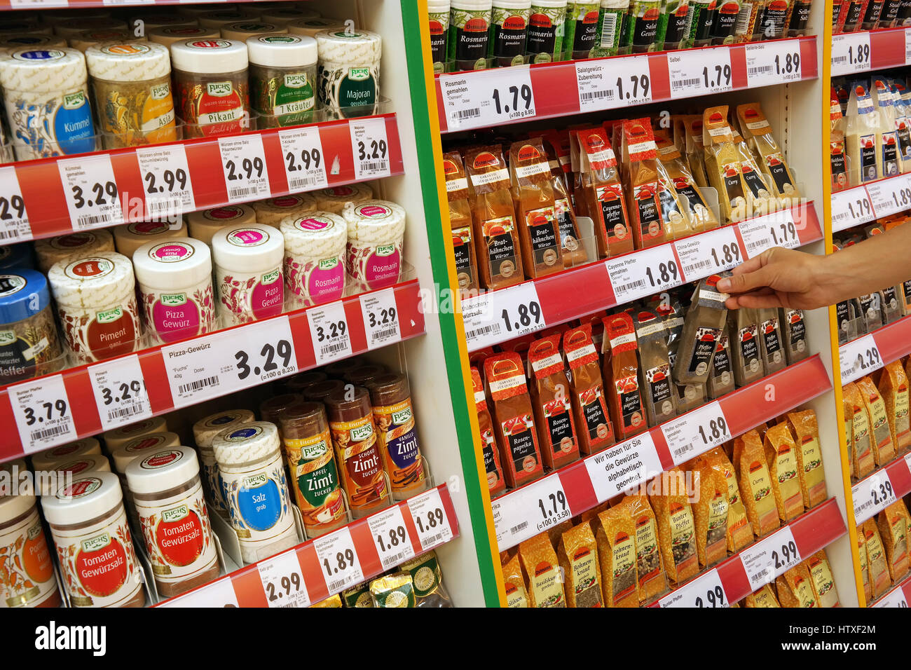 Display mit Gewürzen und Kräutern in einem Kaufland SB-Warenhaus Stockfotografie
