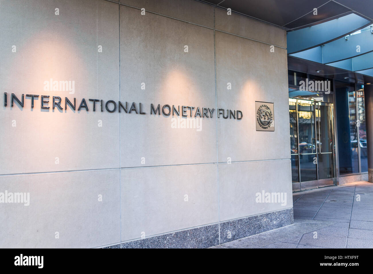 Washington DC, USA - 4. März 2017: IMF Eingang mit Zeichen des Internationalen Währungsfonds und logo Stockfoto
