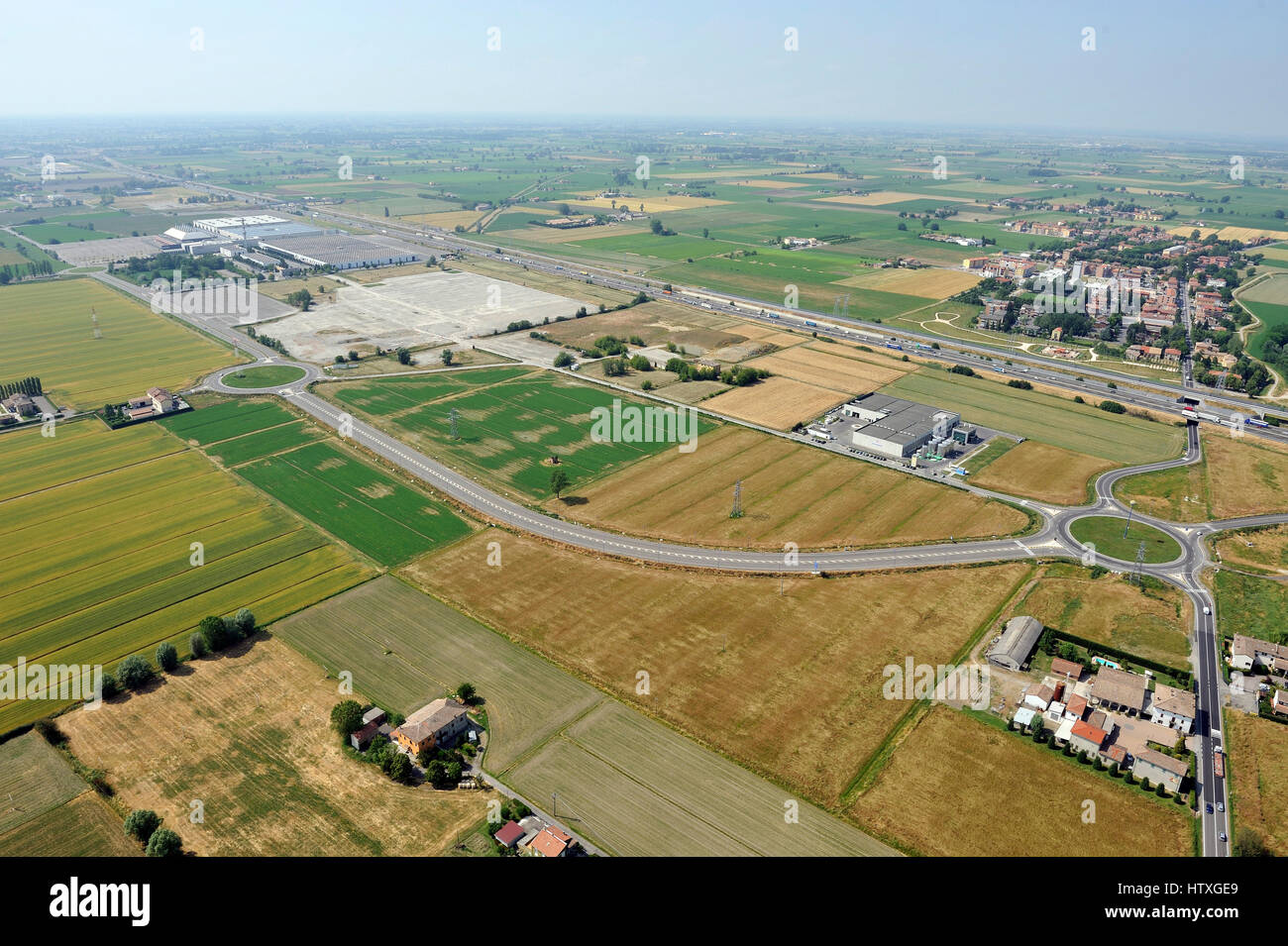 Luftbild des neuen Shopping Center, Mall, Eigentumswohnung Bau in der Nähe von Parma, Emilia-Romagna, Italien, Autobahn, A1 Stockfoto