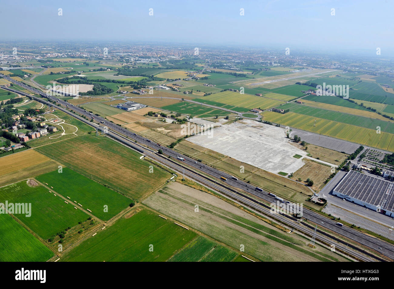 Luftbild des neuen Shopping Center, Mall, Eigentumswohnung Bau in der Nähe von Parma, Emilia-Romagna, Italien, Autobahn, A1 Stockfoto