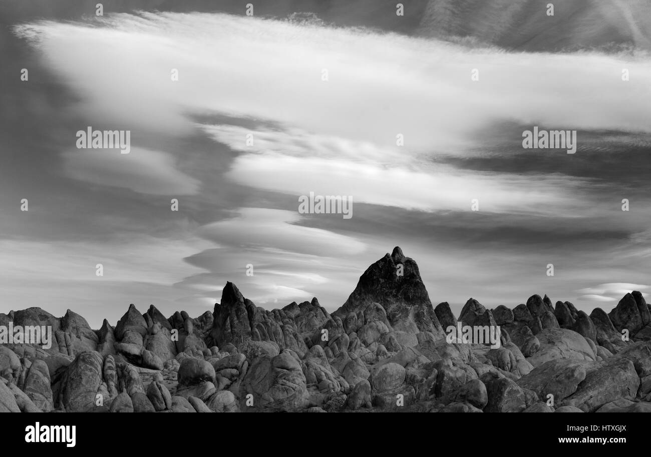 Linsenförmige Wolken über Zinnen Granit, Alabama Hills, Sierra Nevada, Kalifornien und Umgebung: Stockfoto