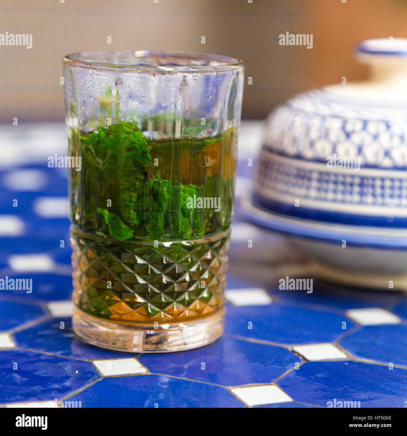 Fes, Marokko.  Marokkanischen Minztee. Stockfoto