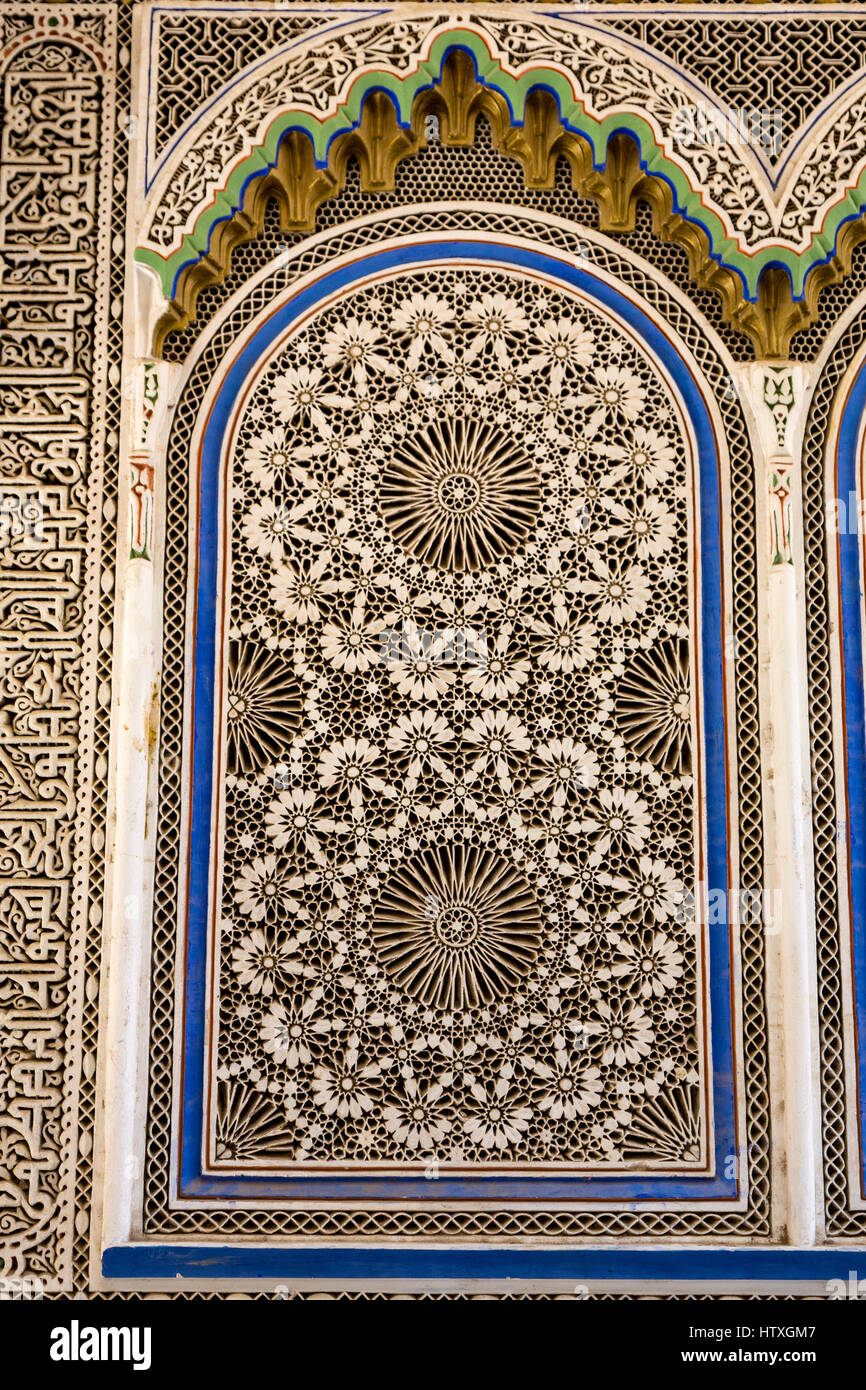 Fes, Marokko.  Geometrische Stuck Design im Fenster der Kairaouine-Moschee. Stockfoto