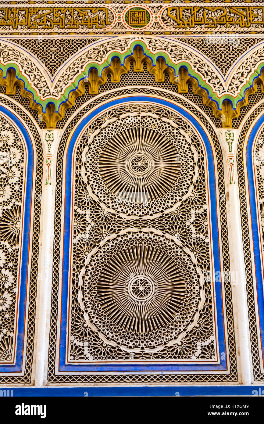 Fes, Marokko.  Geometrische Stuck Design im Fenster der Kairaouine-Moschee. Stockfoto