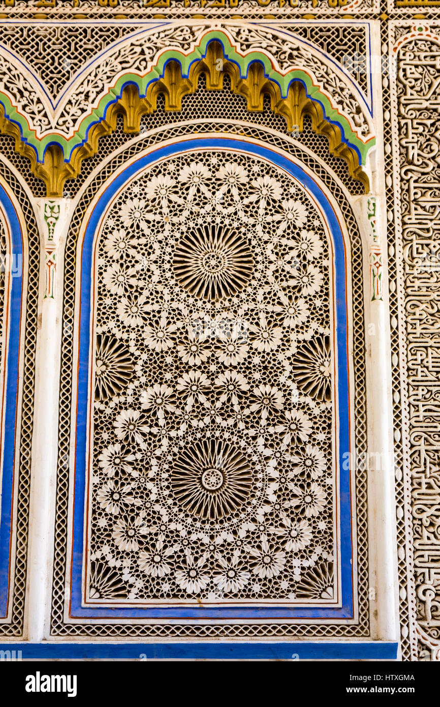 Fes, Marokko.  Geometrische Stuck Design im Fenster der Kairaouine-Moschee. Stockfoto