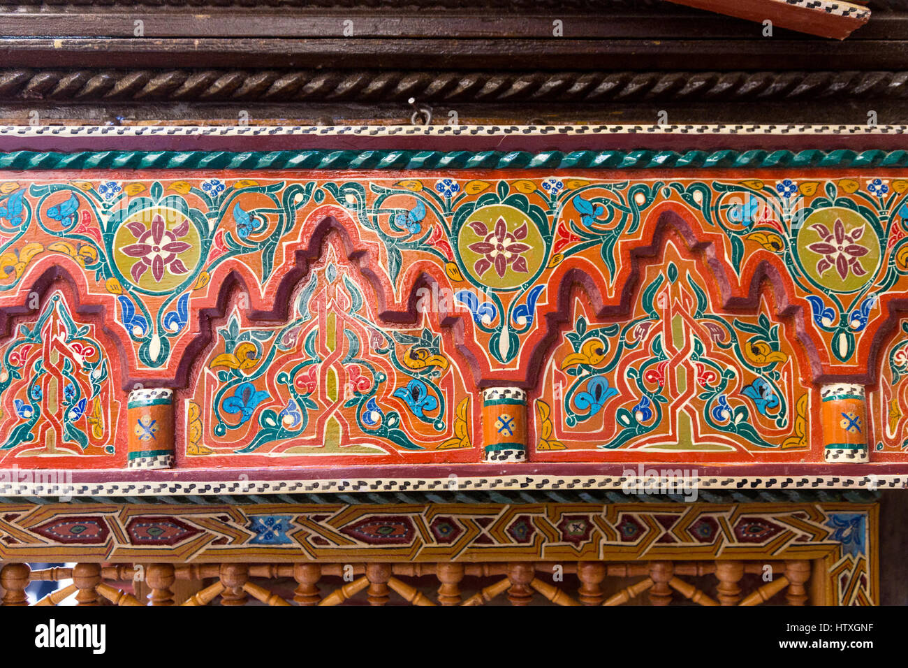 Fes, Marokko.  Handbemalte Dekor auf einem geschnitzten hölzernen Kasten. Stockfoto