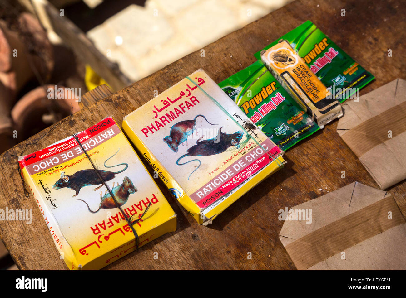 Fes, Marokko.  Rattengift in Bab Mahrouk Markt zu verkaufen. Stockfoto