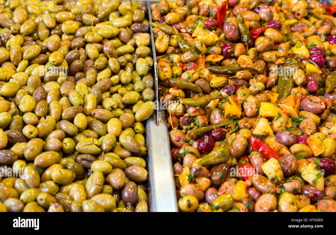 Fes, Marokko.  Oliven zum Verkauf im Souk, Fes El-Bali. Stockfoto