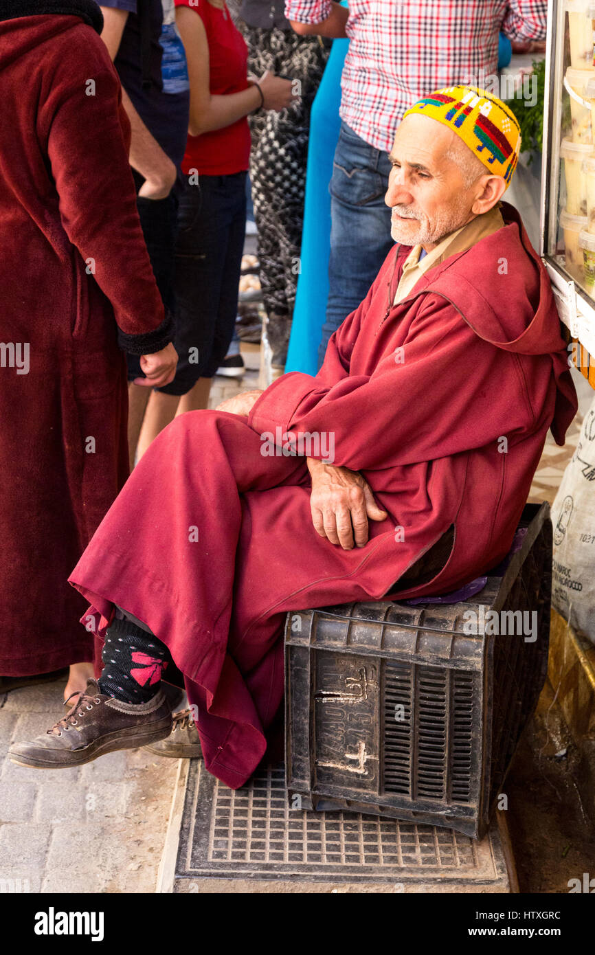 Fes, Marokko.  Alter Mann in Hut und Djellaba, Fes El-Bali. Stockfoto