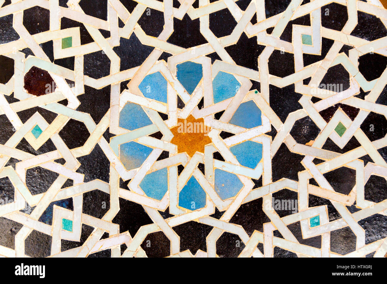 Fes, Marokko.  Medersa Bou Inania, geometrische Fliesenarbeiten. Stockfoto