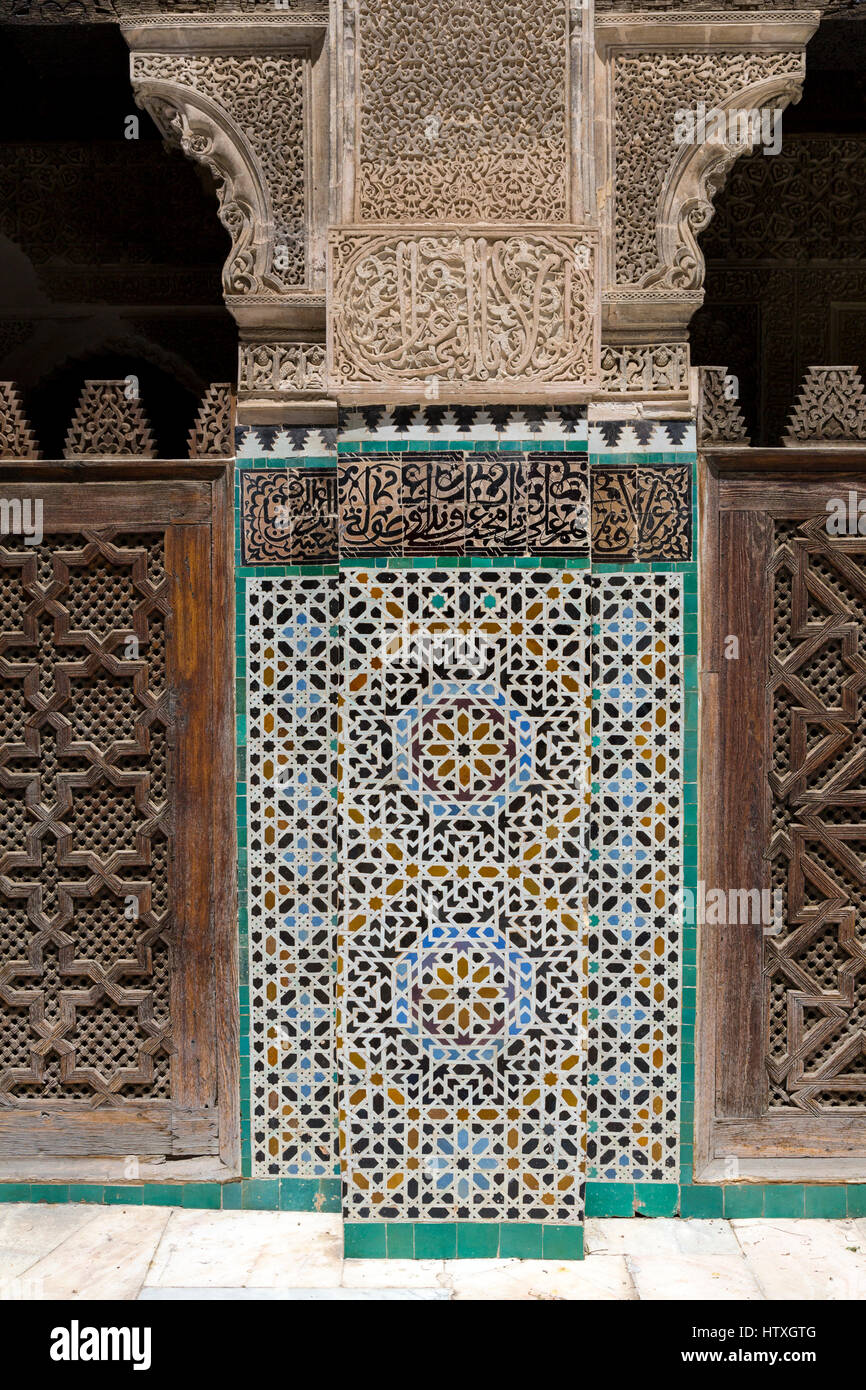 Fes, Marokko.  Medersa Bou Inania.  Geometrische Kachel-Design, Kalligraphie und Stuckdekoration. Stockfoto