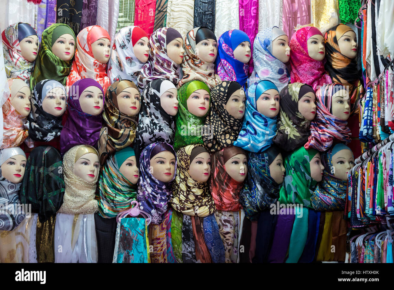 Fes, Marokko.  Schaufensterpuppen Schals in Medina-Shop anzeigen. Stockfoto