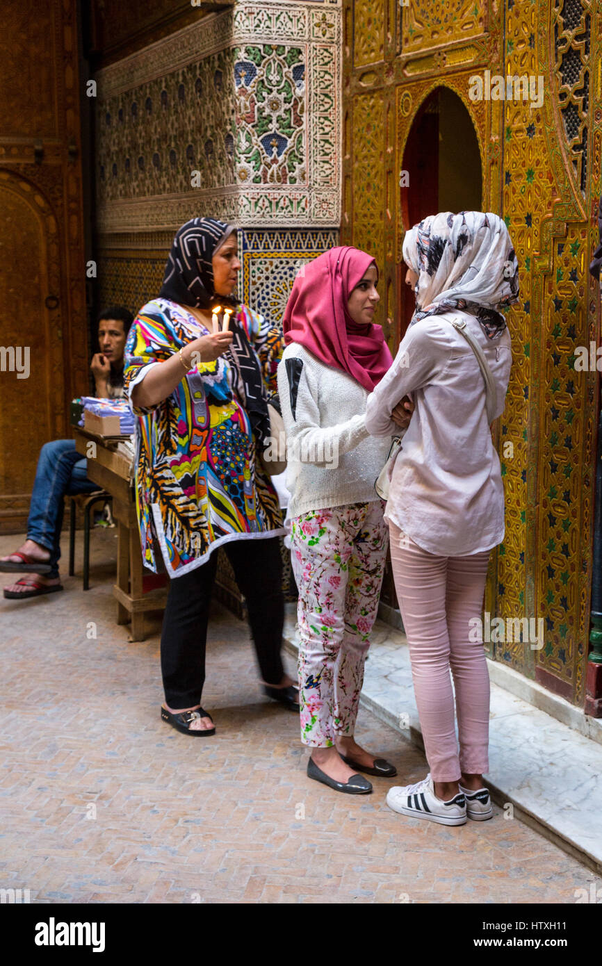 Fes, Marokko.  Frauen, die Vorbereitung auf die Zaouia Moulay Idris II, in der Medina. Stockfoto