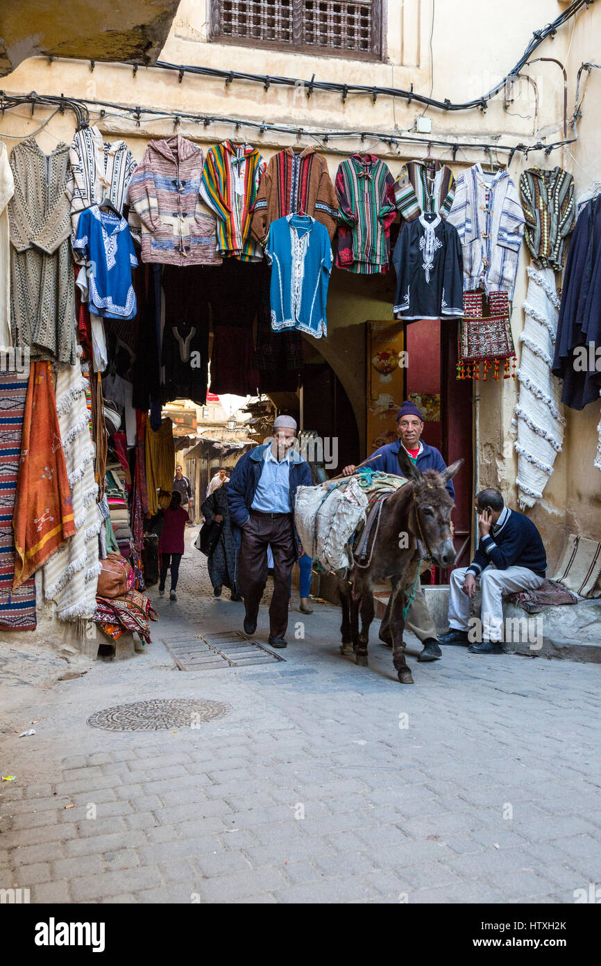 Fes, Marokko.  Straßenszene in der Medina.  Lasttiere benötigt, da Straßen für Kraftfahrzeuge zu schmal sind. Stockfoto