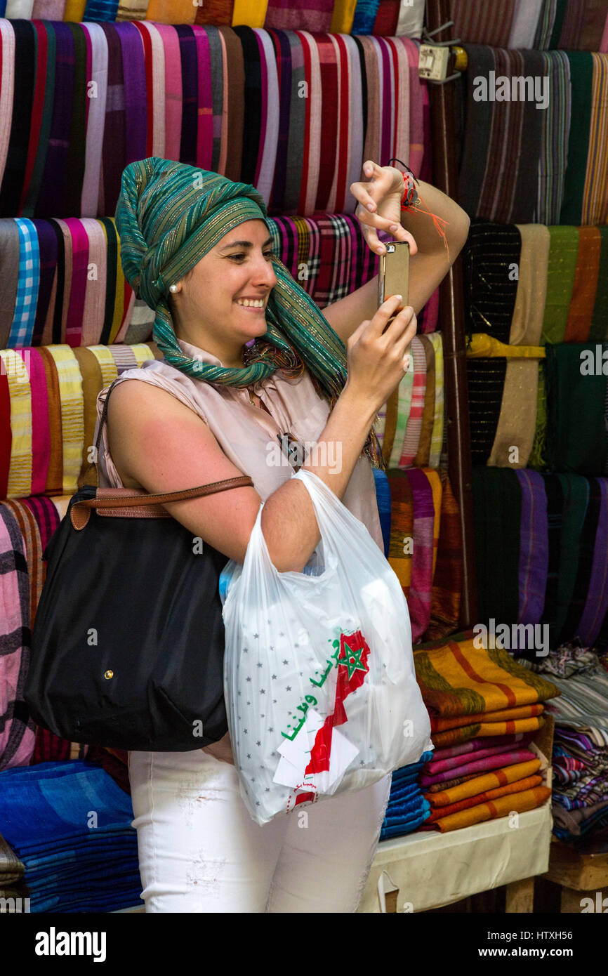 Fes, Marokko.  Italienischen Touristen machen eine Selfie von sich selbst im marokkanischen Kopftuch. Stockfoto
