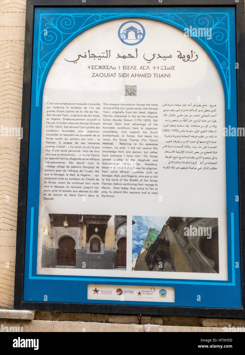 Fes, Marokko.  Erklärende Zeichen für Touristen, Zawiya von Sidi Ahmed Tijani.  Dreisprachiger Titel in Alphabete von Tifinagh (Berber), Arabisch und Englisch. Stockfoto