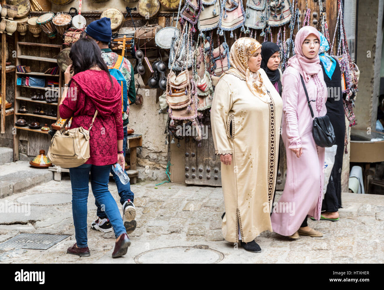 Fes, Marokko.  Marokkanische Frauen in der Medina, im traditionellen konservativen Djellabas. Stockfoto