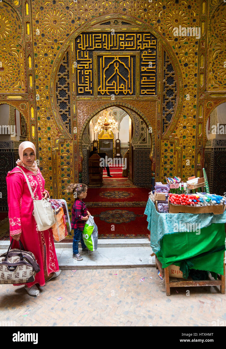 Fes, Marokko.  Eintritt in die Zaouia Moulay Idris II.  Kerzen zum Verkauf. Stockfoto