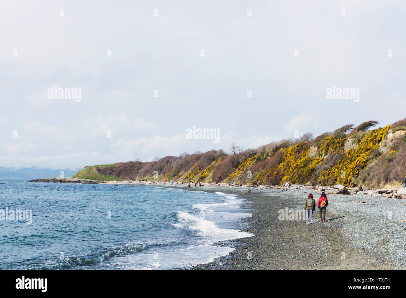 Zwei Frauen Strand entlang spazieren. Victoria, BC. Kanada Stockfoto