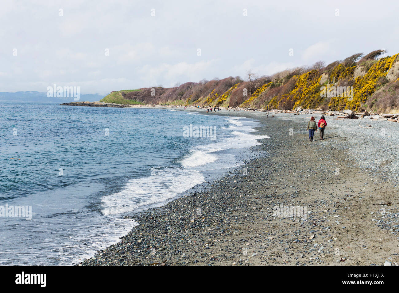 Zwei Frauen Strand entlang spazieren. Victoria, BC. Kanada Stockfoto