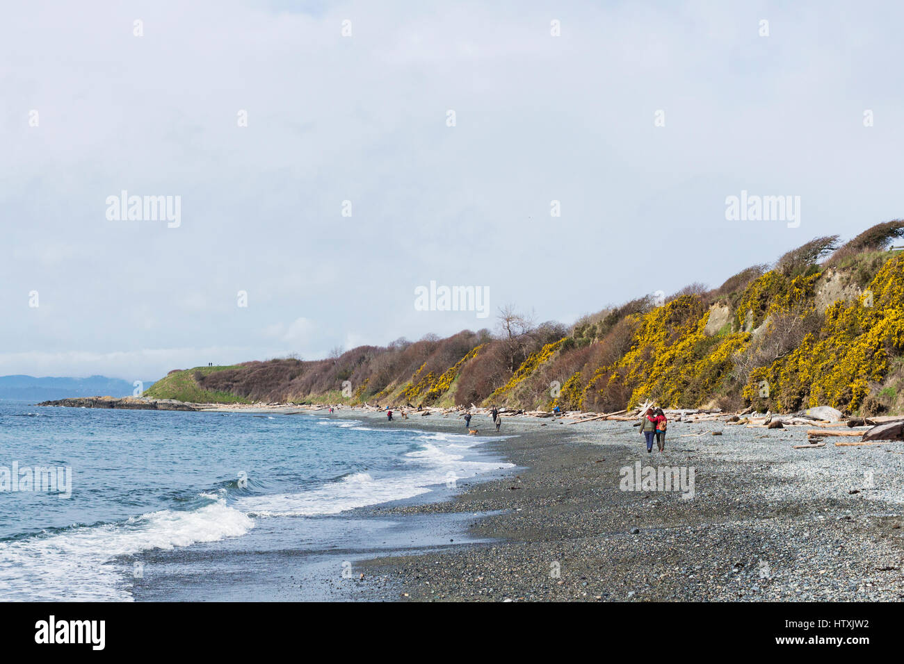 Zwei Frauen Strand entlang spazieren. Victoria, BC. Kanada Stockfoto