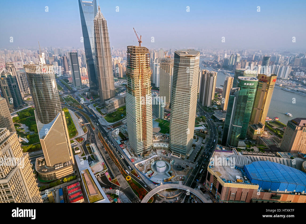 China, Shanghai. Ein Blick auf die Wolkenkratzer von Pudong Area vom Aussichtspunkt Oriental Pearl TV Tower. Die Aussichtsplattform befindet sich in einer Höhe von thr Stockfoto