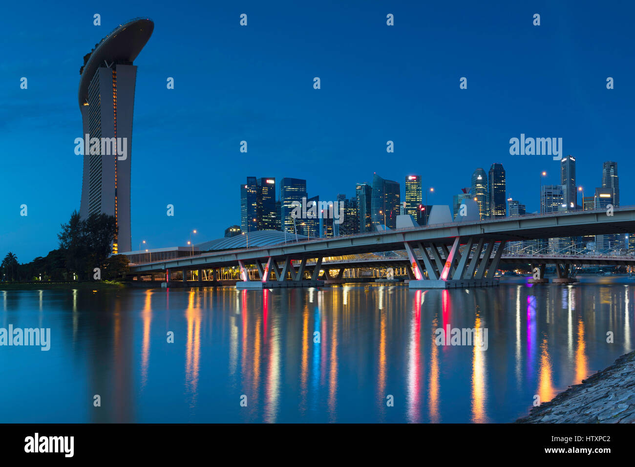 Marina Bay Sands Hotel und Wolkenkratzer in der Morgendämmerung, Marina Bay, Singapur Stockfoto