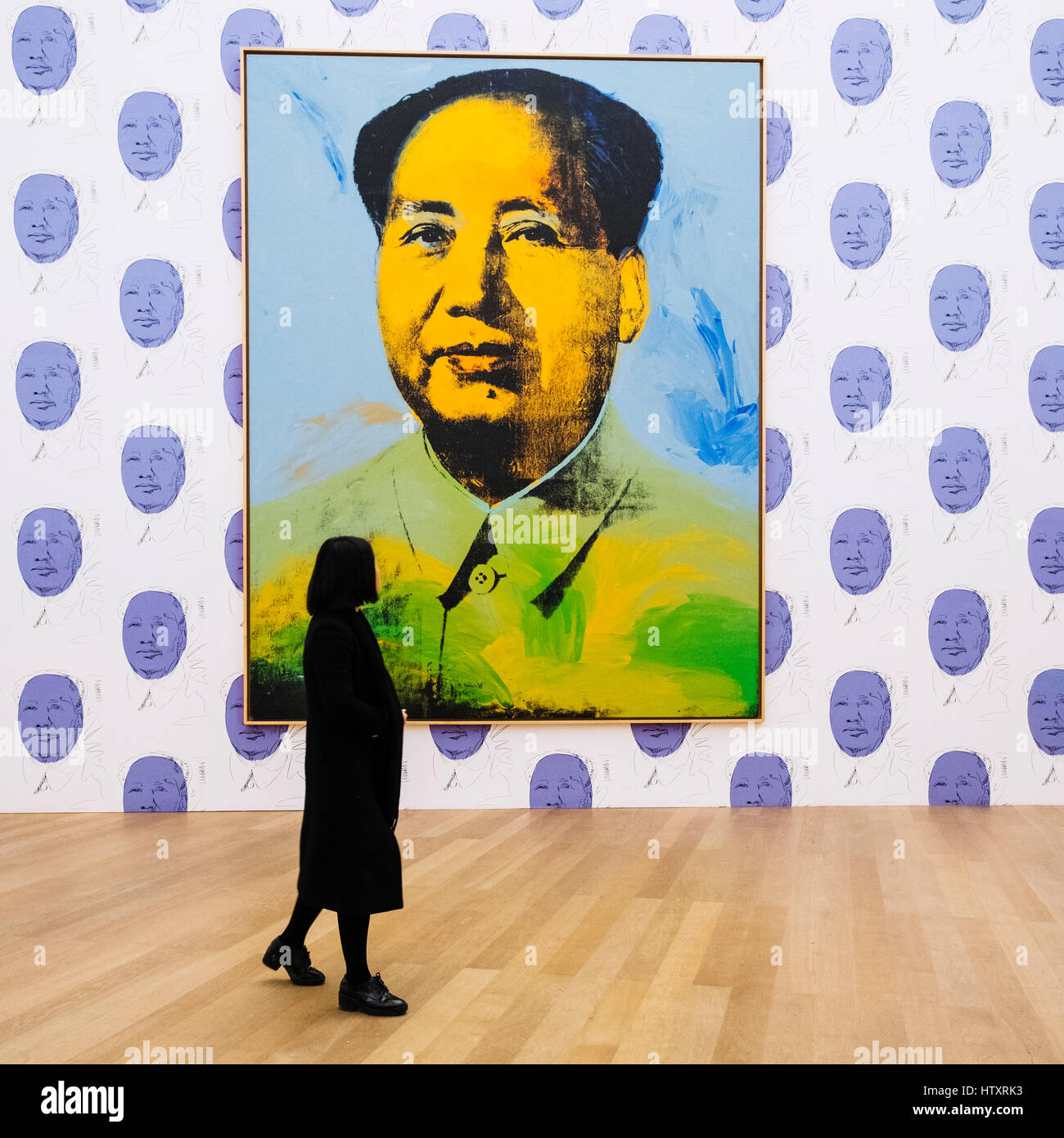 Frau betrachten Malerei Mao von Andy Warhol im Hamburger Bahnhof Museum für moderne Kunst in Berlin, Deutschland Stockfoto