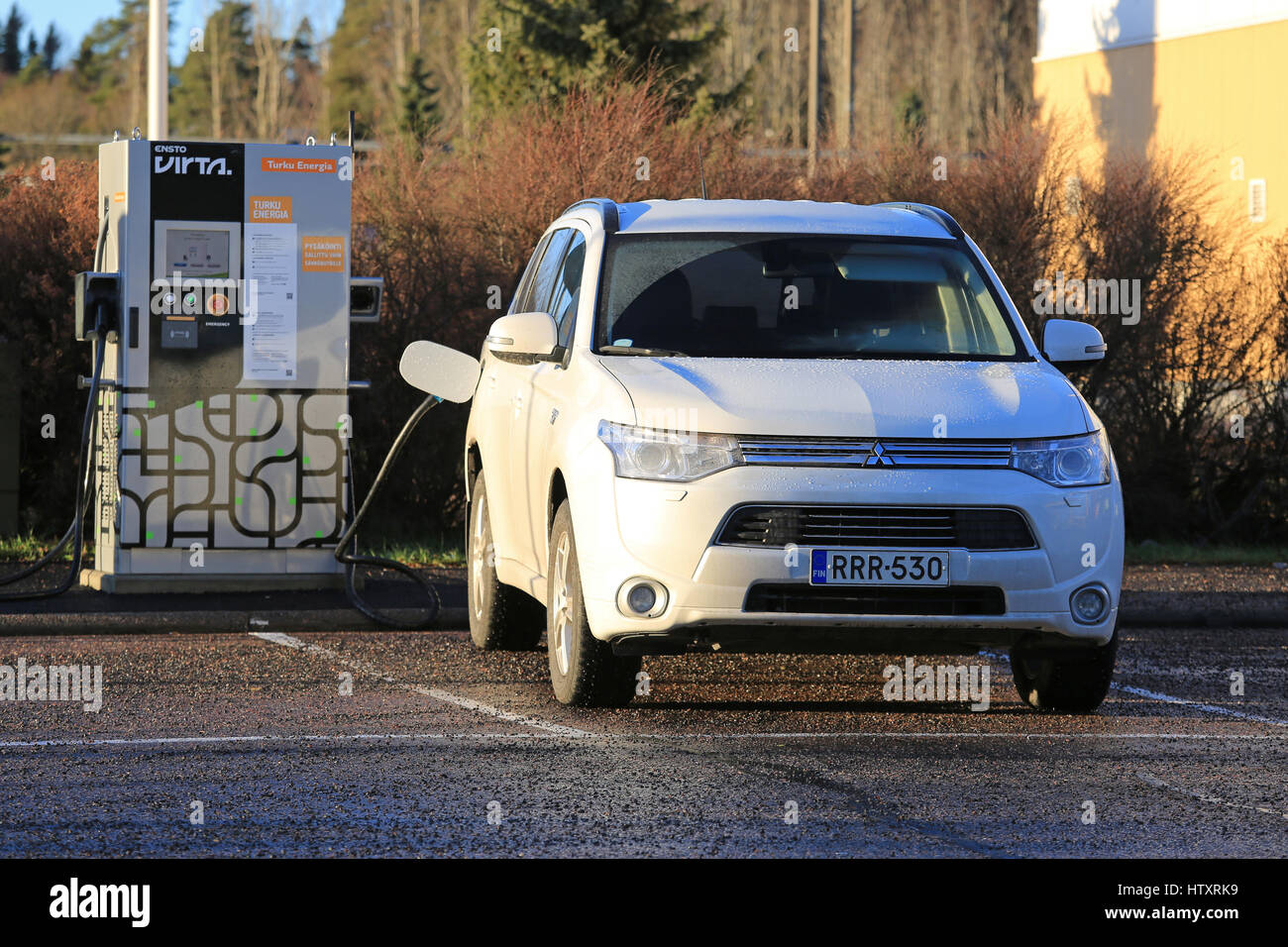 PAIMIO, Finnland - 5. Dezember 2016: Mitsubishi Outlander-Plug-in Hybrid SUV Batterie aufladen. Auf dem Markt seit 2013 war der Outlander P-HEV die fi Stockfoto