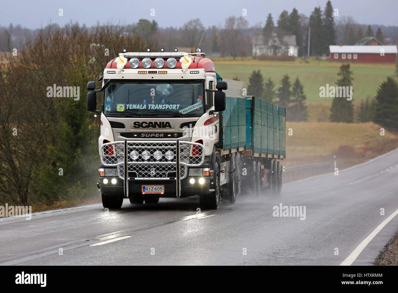SALO, Finnland - 20. November 2016: Maßgeschneiderte Scania LKW mit  Rammschutz und Beleuchtung Zubehör MHL-Trans für Zuckerrüben Transport  bewegt sich ro Stockfotografie - Alamy