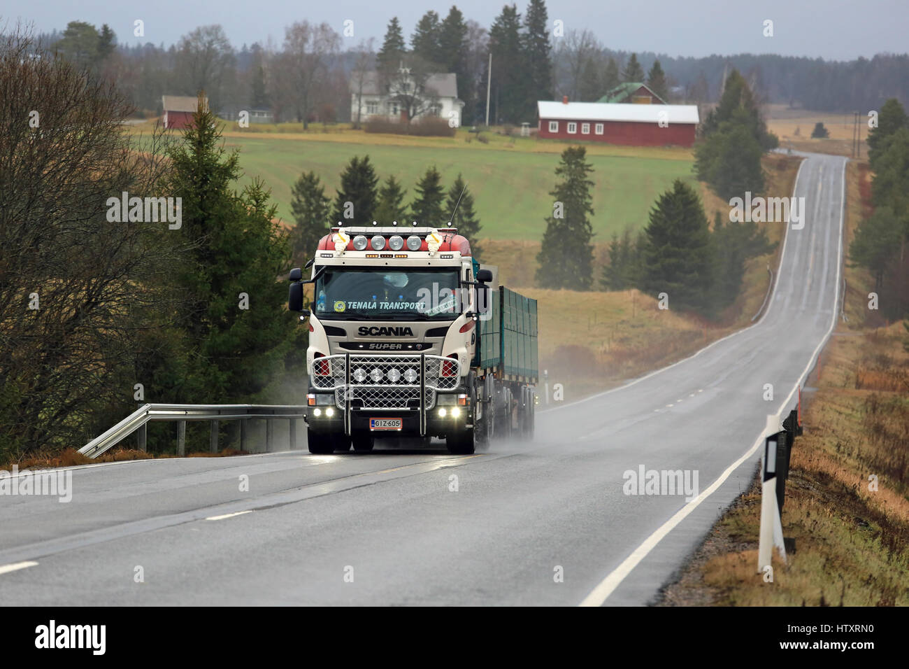 SALO, Finnland - 20. November 2016: Maßgeschneiderte Scania LKW mit  Rammschutz und Beleuchtung Zubehör MHL-Trans für Zuckerrüben Transport  bewegt sich entlang wir Stockfotografie - Alamy