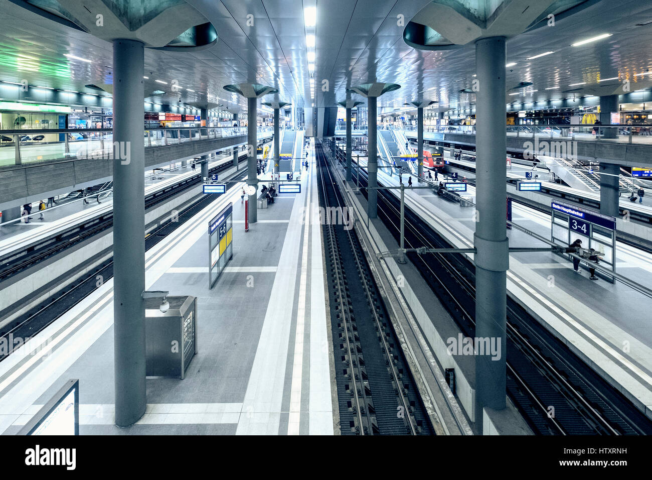 Innenraum des Berliner Hauptbahnhofs Hauptbahnhof in Berlin, Deutschland Stockfoto