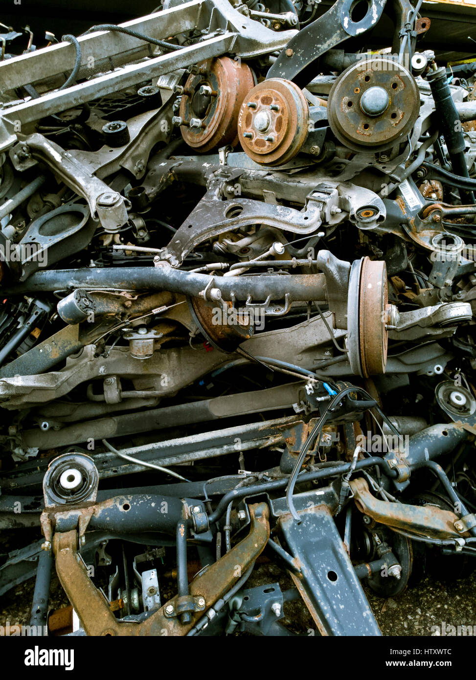 Haufen von alten Auto Stoßdämpfer und Bremsnabe für das recycling Stockfoto