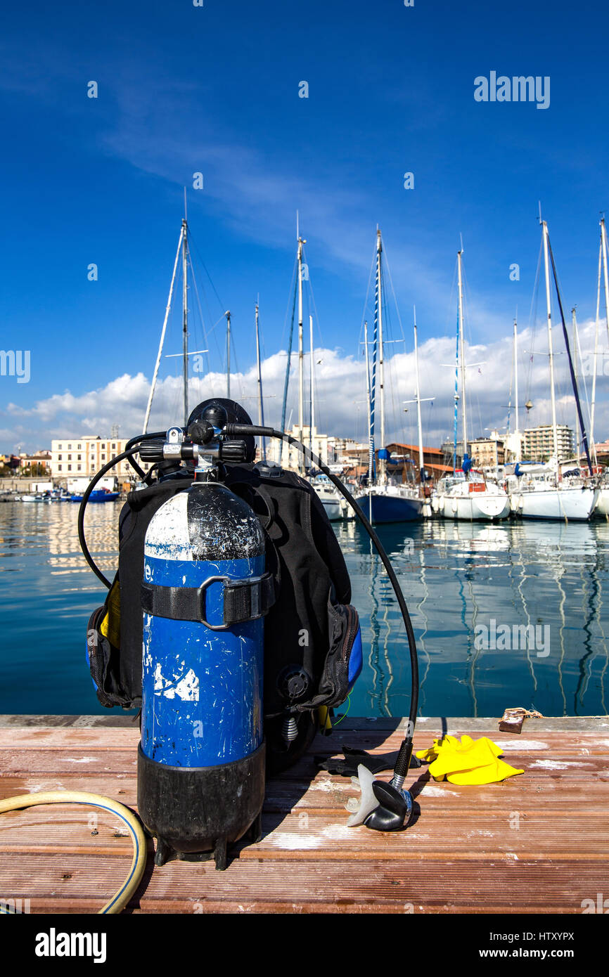 Tauchen die Vorbereitungen in einem Marine, lösen Probleme mit Liegeplätzen und Seile unter Wasser. Marine und das Leben der Seeleute im Hafen. Mittelmeer. Stockfoto