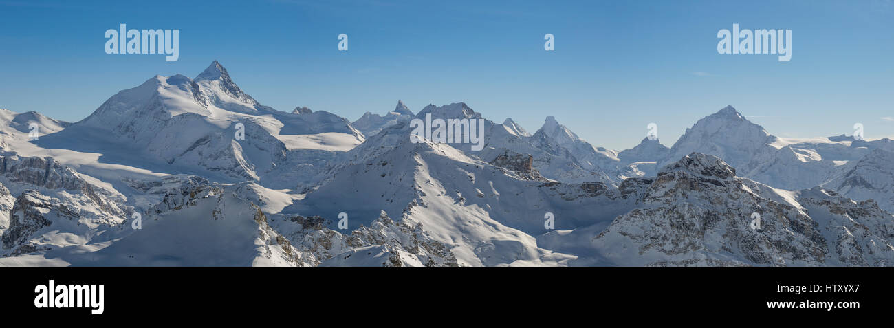 Panoramablick auf die Schweizer Alpen vom Gipfel Bella Tola. Stockfoto