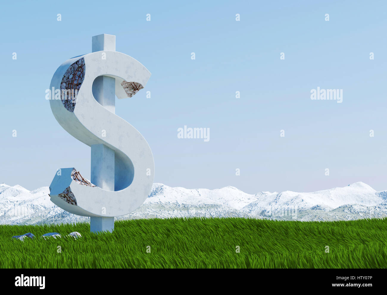 Beschädigte Beton Dollarzeichen Statue auf Rasen Wiese mit verschneiten Bergen und blauem Himmel als Hintergrund isoliert Stockfoto