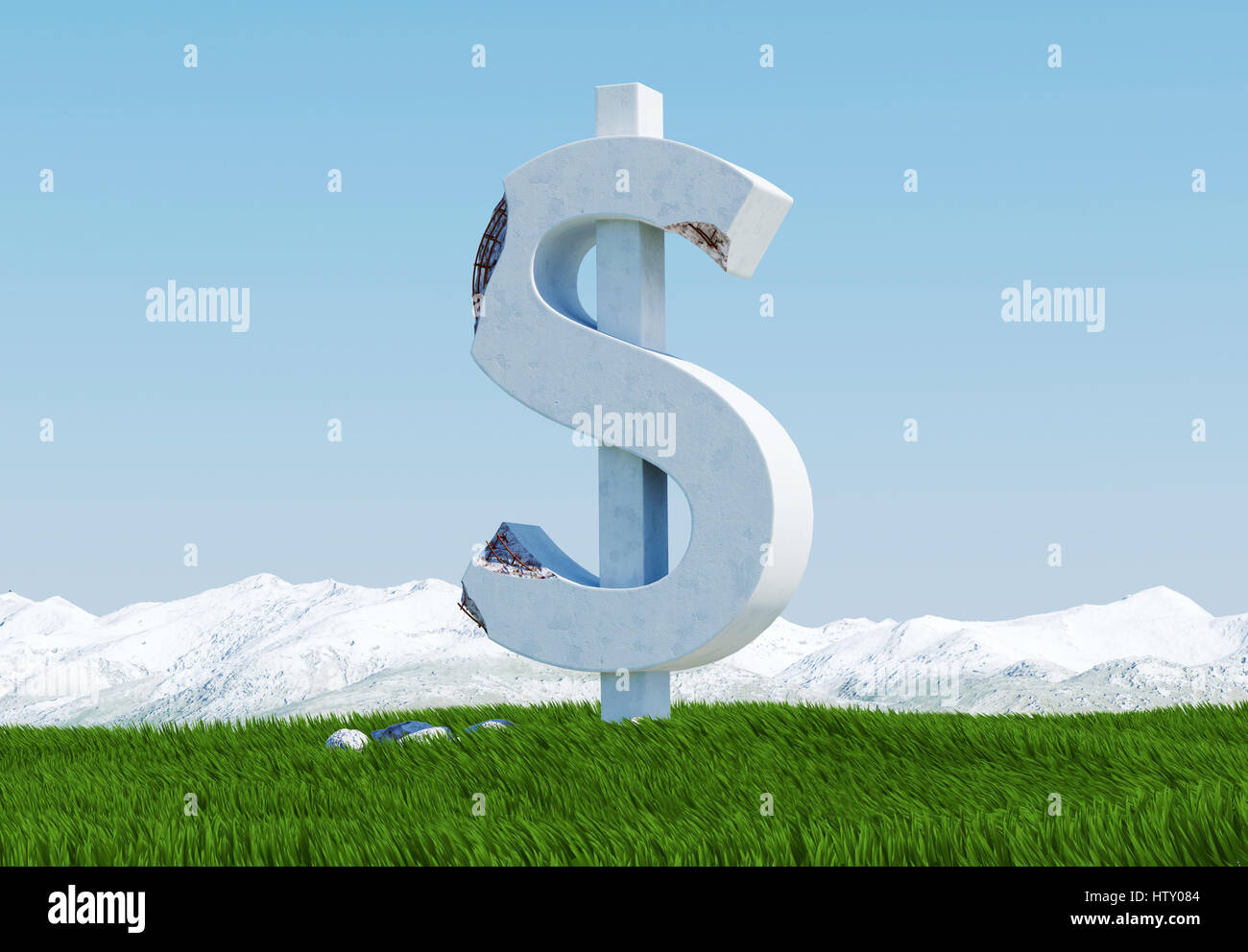 Beschädigte Beton Dollarzeichen Statue auf Rasen Wiese mit verschneiten Bergen und blauem Himmel als Hintergrund isoliert Stockfoto